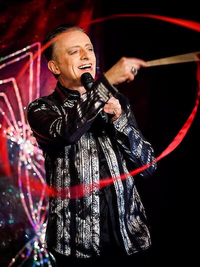 Ankündigungsmotiv für die Veranstaltung Mayo Velvo – sings Eurovision