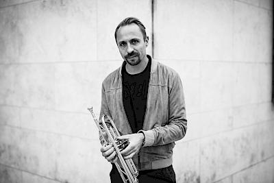 Announcement image for the event Jazz und Weltmusik im Rathaus-Innenhof