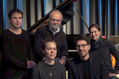 Ankündigungsmotiv für die Veranstaltung Jazz und Weltmusik im Rathaus-Innenhof