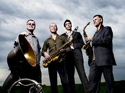 Ankündigungsmotiv für die Veranstaltung Jazz und Weltmusik im Rathaus-Innenhof